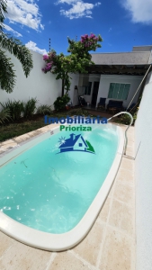 CASA COM PISCINA NA ENTRADA DA VILA...